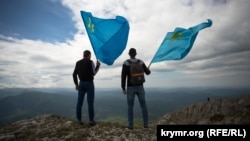 Qırımtatarlar milliy bayraqlarnen Çatırdağ seferinde, 2018 senesi mayısnıñ 18-i, nümüneviy fotoresim