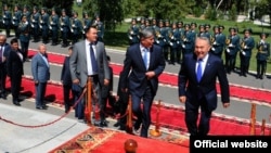 Казак президенти Назарбаевди Кыргызстандын жетекчиси Атамбаев тосуп алууда. Бишкек, 22-август, 2012.