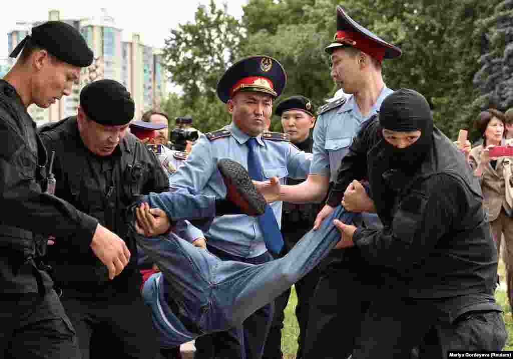 Люди, пришедшие на площадь &quot;Астана&quot;, выкрикивали лозунги &quot;Бойкот!&quot; и &quot;Позор!&quot;. По разным оценкам, там собрались сотни человек. Эта акция вылилась в задержания. Алматы, 9 июня 2019 года.&nbsp; &nbsp;