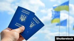 Кількість виданих закордонних паспортів щорічно зростає і в Донецькій, і в Луганській областях