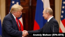 Дональд Трамп (л) та Володимир Путін під час зустрічі у Фінляндії, 16 липня 2018 року
