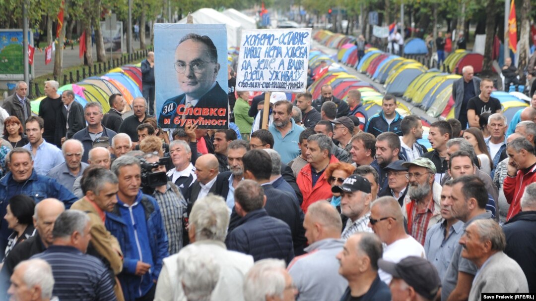 Okupljanje ispred šatora DF-a, Podgorica, 7. oktobar 2015.