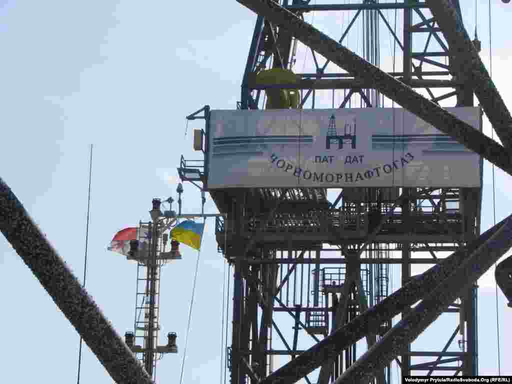 Український прапор над установкою підняли ще в Туреччині, де її монтували після транспортування із Сингапуру.