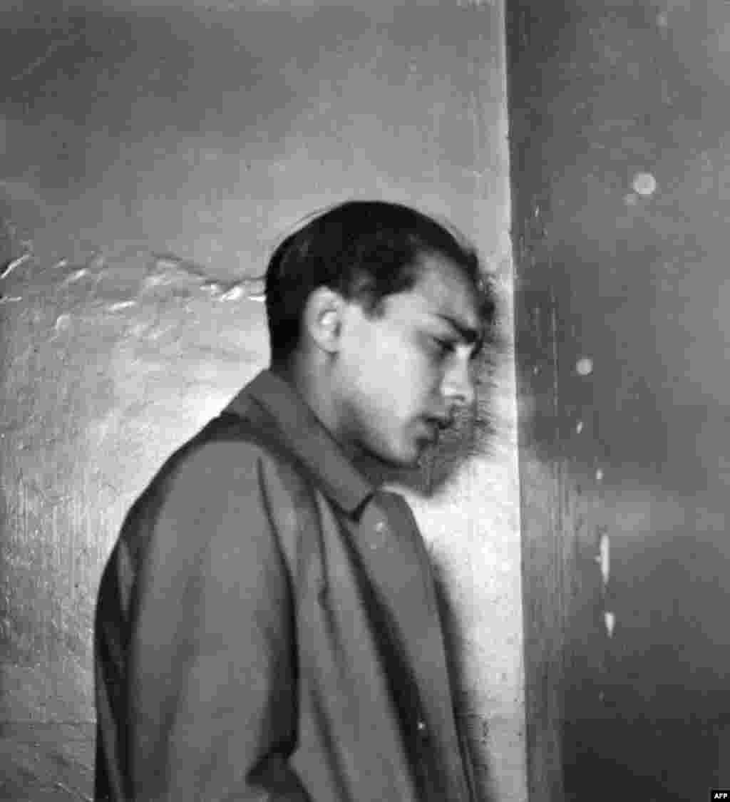 Гершель Гриншпан в парижском суде 2 декабря 1938 года. 16-летний Гриншпан, польский еврей, живший в Париже, узнав, что его родители, брат и сестра депортированы нацистами в Польшу, 7 ноября 1938 года застрелил германского дипломата Эрнста фон Рата. По распоряжению министра пропаганды Геббельса известие о покушении стало главной новостью в Германии. Убийство фон Рата было использовано как предлог для погромов.