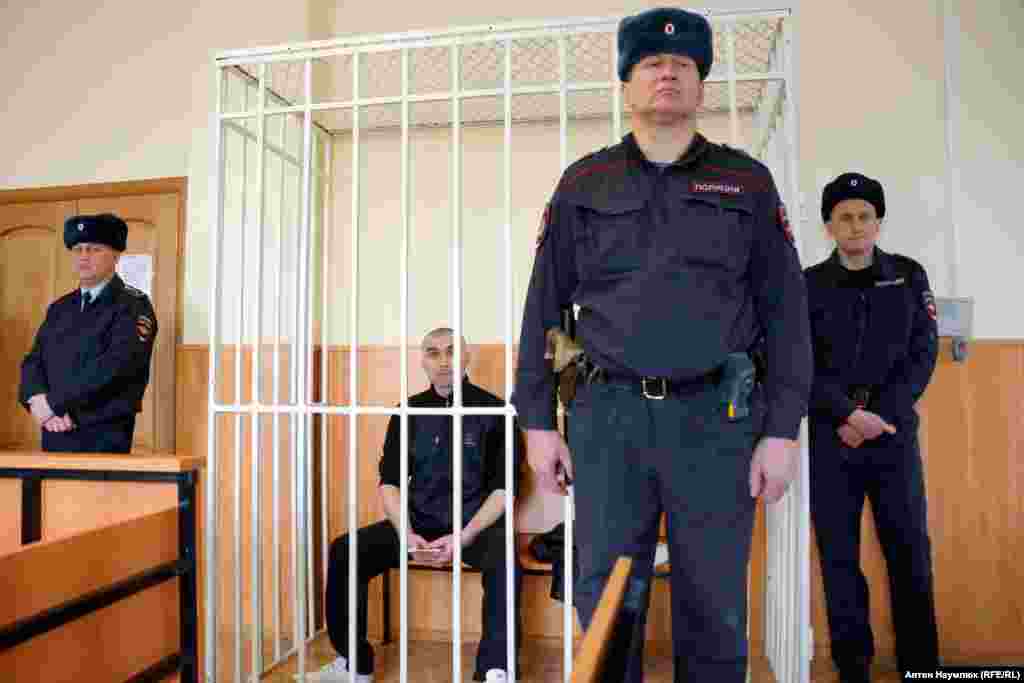 Судебный процесс по делу украинца Сергея Литвинова проходил в Тарасовском районном суде Ростовской области, в 70 км от Донецка, где судили в это же время Надежду Савченко. СК РФ первоначально обвинил Литвинова в участии в военных действиях на востоке Украины и убийстве и изнасилованиях десятков мирных жителей Луганской области