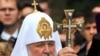 Патріарха Московського та всієї Русі Кирило благословляє віруючих під час служби в Києві, 27 липня 2009 року