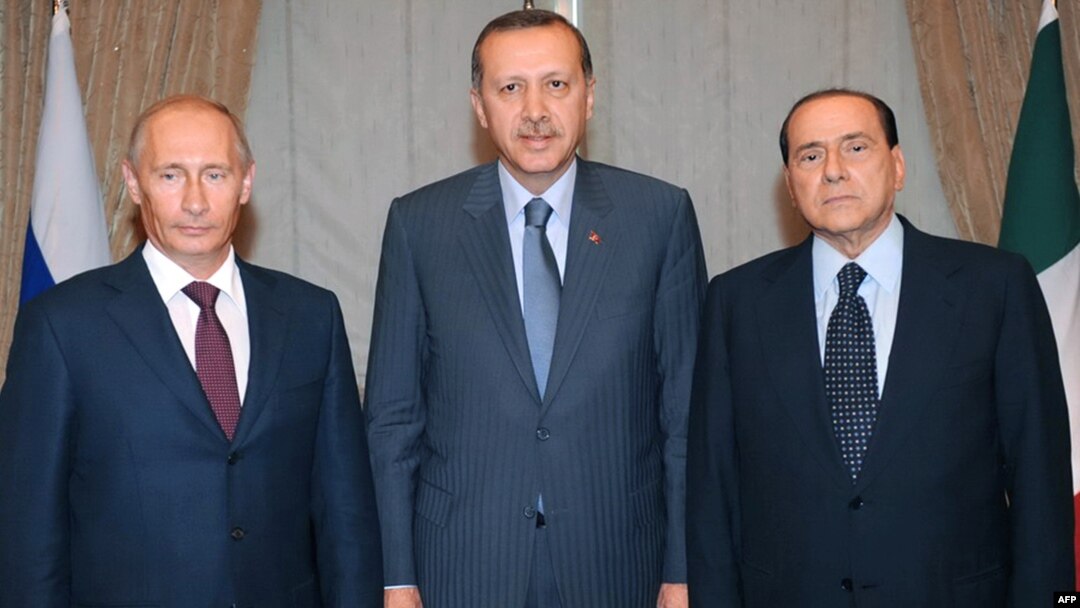 Bu ilin avqustunda Ankarada Samsun-Ceyhan neft kəməri layihəsinin imza mərasiminə Rusiyanın baş naziri Vladimir Putinlə yanaşı Silvio Berluskoni də qatılmışdı.