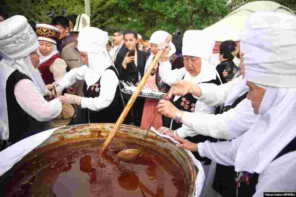 Маданий иш-чаралар сүмөлөк кайнаткан казанды ачуу менен башталды.