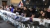 Антиурядові протестувальники тримають фото побитих поліцейськими мітингарів під час масових демонстрацій проти рішення уряду Грузії відкласти переговори про вступ до ЄС. Тбілісі, 7 грудня 2024 року