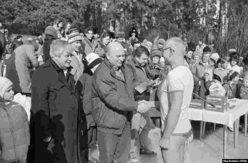 Юрій Лужков (у центрі), тодішній голова виконкому Московської ради, вітає ветерана зимового плавального клубу &laquo;Срібний Бор&raquo; 8 березня 1991 року