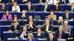 Голова Єврокомісії Жозе Мануель Баррозу (справа) виступає в Європарламенті в оточенні новообраної команди. Страсбург, 9 лютого
