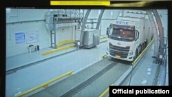 Рентгеновая установка на инспекторско-досмотровом комплексе «Иркештам» проверяет грузовую фуру.