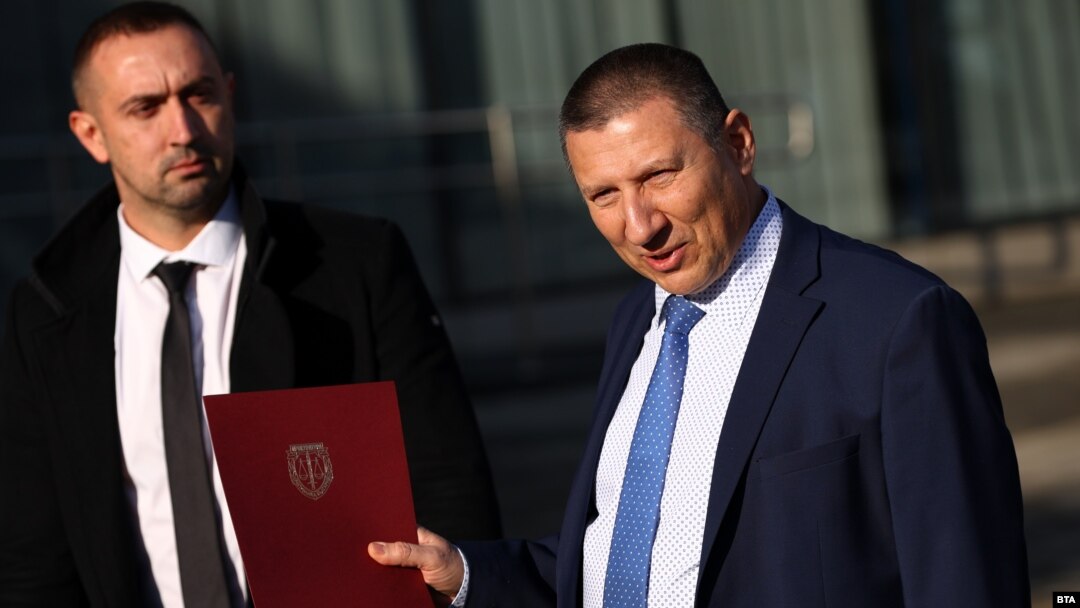Изпълняващият функциите главен прокурор Борислав Сарафов (дясно) влиза в сградата на Софийска районна прокуратура.