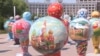 Фигуры, символизирующие страны, участвующие в выставке ЭКСПО. Астана, 13 июня 2017 года.