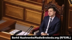 Представники «Слуги народу» розповідають, що на це «немає політичної волі», а в «Голосі» пояснюють, що причина – у боротьбі за те, кому буде підпорядковуватись новий орган