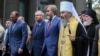 У першому ряду справа наліво: глава УПЦ (Московського патріархату) Онуфрій (Березовський), народні депутати від «Опоблоку» Вадим Новинський, Олександр Вілкул і Михайло Добкін під час ходи в Києві, 27 липня 2017 року