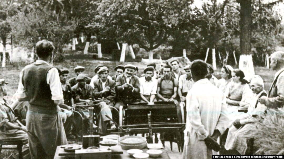 La căminul cultural din comuna Jobel, Regiunea Timişoara, se organizează cercul agrotehnic.(1950) Fototeca online a comunismului românesc, cota:2/1950