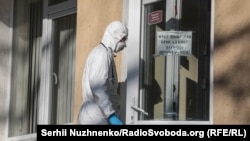 Як повідомив Павло Дронь, до районної лікарні Монастириська після інфікування медиків доправили «100 захисних костюмів, 180 респіраторів, 500 масок, 100 пробірок, 50 шпателів для забору зразків, 1000 рукавиць»
