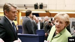Президент України Віктор Ющенко і канцлер Німеччини Анґела Меркель під час саміту ініціативи ЄС «Східне партнерство». Прага, 7 травня 2009 р.