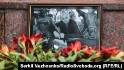 На Вадима Комарова напали 4 травня 2019 року. у Черкасах. Він провів у комі 46 днів і помер, не прийшовши до тями. Журналіст публікував резонансні матеріали, які викривали корупцію. До того на нього уже двічі скоювали напади.