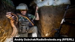 Український військовий міняє стрічку з набоями на кулеметі під час бою у Южному, Горлівка, 17 червня 2018 року