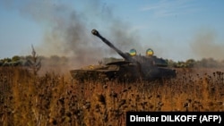 Українські артилеристи із самохідної гаубиці 2С1 «Гвоздика» ведуть огонь по російських позиціях на півдні України, 8 жовтня 2022 року 