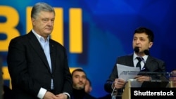 Кандидати на посаду президента України Петро Порошенко і Володимир Зеленський (праворуч) під час дебатів на стадіоні «Олімпійський». Київ, 19 квітня 2019 року
