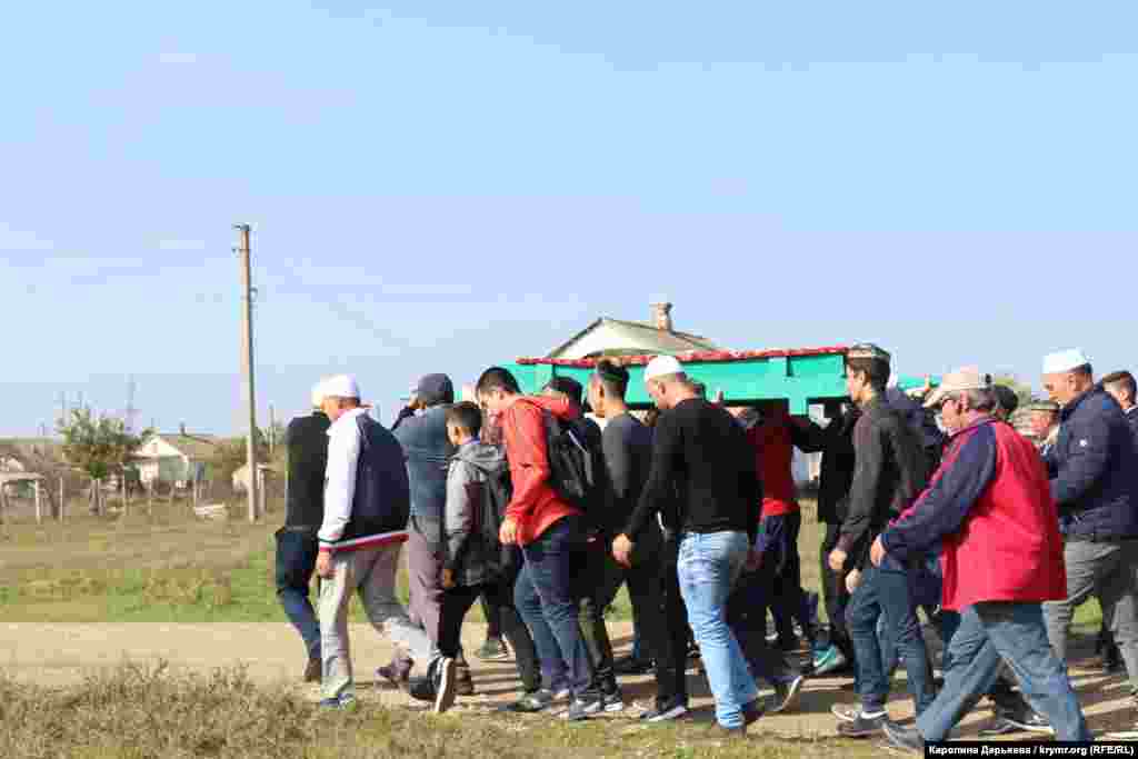 После церемонии прощания 16 погибших похоронили на городском кладбище. Вести съемку на кладбище и общаться с родственниками погибших организаторы церемонии сотрудникам СМИ запретили. Одного из погибших – крымского татарина Рудена Джураева похоронили на мусульманском кладбище в с. Горностаевка Ленинского района