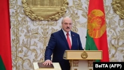 Президент Беларуси Александр Лукашенко приносит присягу в качестве президента Беларуси во время церемонии инаугурации в Минске, 23 сентября 2020 г.