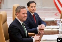 Радник США з національної безпеки Майк Уолтс (ліворуч) і державний секретар США Марко Рубіо під час переговорів із представниками України у Джидді. Саудівська Аравія, 11 березня 2025 року