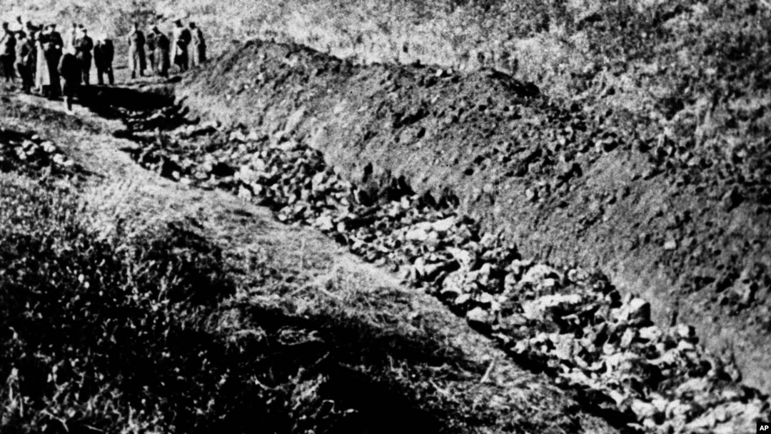 Фотографія 1944 року. На ній частина Бабиного Яру на околиці Києва, в якій виявили тисячі тіл цивільних осіб, убитих нацистами. У 1941–1943 роках у Бабиному Яру були розстріляні, за різними даними, від 70 до 200 тисяч осіб