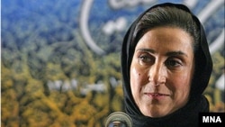 خانم معتمد آريا می گويد مسئولان خواستار ۴۰ مورد تغيير در فيلمی که وی در آن بازی کرده شده اند.