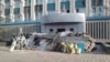 Лугансктагы орусиячыл күчтөр басып алган Коопсуздук кызматынын имараты. 