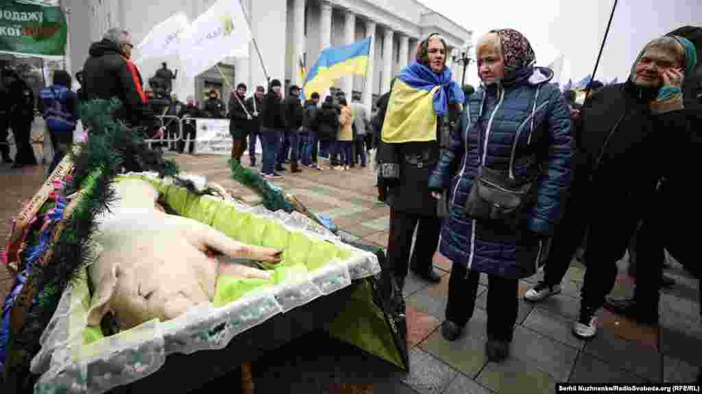 Акція протесту аграріїв проти продажу землі &laquo;Ні розпродажу України!&raquo; біля Верховної Ради України, Київ, 13 листопада 2019 року ПЕРЕГЛЯНЬТЕ ФОТОГАЛЕРЕЮ 