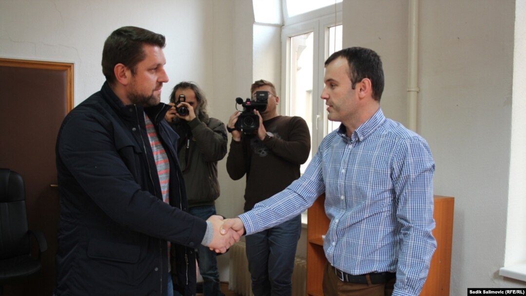 Ćamil Duraković (levo), bivši načelnik Opštine Srebrenica i sam je preživeo genocid 1995. Na slici prilikom primopredaje vlasti Mladenu Grujičiću, iz Saveza nezavisnih socijaldemokrata (SNSD), partije koja ne priznaje genocid: 9. novembar 2016.
