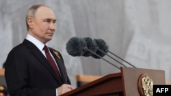 Vladimir Putin Qırmızı Meydanda Qələbə günü münasibətilə keçirilən hərbi paradda çıxış edir.
