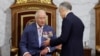 Король Великої Британії Чарльз III розмовляє з прем’єр-міністром Канади Марком Карні під час відкриття сесії парламенту Канади в Оттаві, 27 травня 2025 року