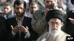 آیت الله علی خامنه‌ای در حال برگزاری نماز عید فطر