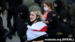 Білорусь: в Мінську тривають масові затримання жінок – фотогалерея